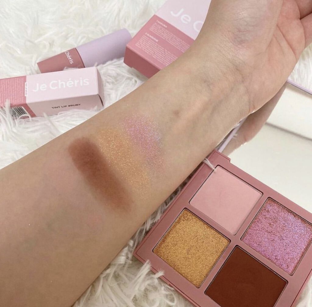 ⌇ Je Chéris.

Chiakiさん（@chiakiinengland )のコスメブランドJe Chéris（@jecheris_official）🥴🔥🔥

パッケージも可愛くてリップも
アイシャドウの色味もとっても可愛かった