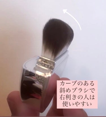 HERA エアリーパウダープライマーのクチコミ「プライマーですが、仕上げにも使えます。
そして✨陶器肌✨になれます。
ただし要注意！
・左利き.....」（3枚目）