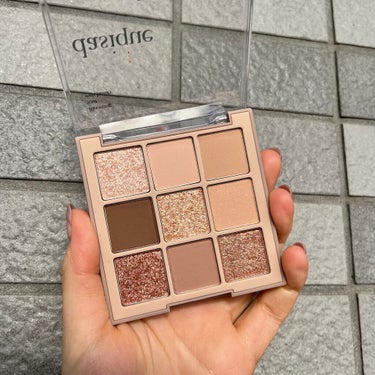 Dasique eyeshadow palette #10 AutumnBreeze
─────────────────────
ラメがめっちゃ綺麗😌🤍
ベースの色薄くして
締め色でアイライン引いて
ラメをポンポンとしてメイクするのが
最近のマイブーム😚

#Dasique #デイジーク　#dasique_アイシャドウ #eyeshadow #アイシャドウ　#デイジーク_アイシャドウ #AutumnBreeze #韓国コスメ　#コスメ　#cosmeの画像 その1