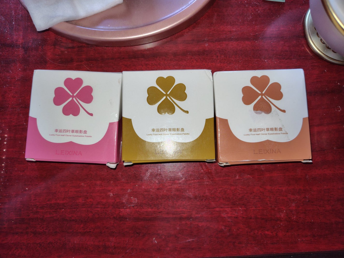 幸せの四葉のクローバー アイシャドウパレット kiss beauty