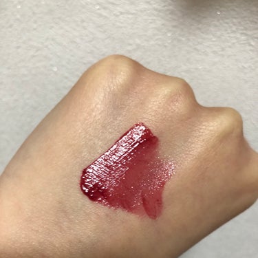 Laka　フルーティーグラムティント115エンヴィ💄

※成分や商品名を確認される方は5枚目をご覧ください


深みのあるダークな色に惹かれて購入♡
実際に見るとザ・紫💜というくらいハッキリしています！
“フルーティー”という名のとおり
ぶどう🍇を彷彿とさせる、ジューシーでセクシーな色です💋

塗り心地は潤いがあってスルスル塗れます➰

個人的には全体に塗ると唇だけ浮いてしまうので
①内側にだけ塗って外側に指でポンポンと広げる
②肌馴染みの良いベージュ系のリップを重ねる

という手順が今のところMyベストです👍

塗った後は油分のようにヌルヌルするので、コップやマスクなどに付きやすいです…
ティッシュオフすることをお勧めします。

3枚目の画像は塗って約30秒後にティッシュオフした状態です。
やはりティント力は高いです✨


香りもフルーツのような甘い香りがします♡
匂い付きは苦手かも〜という方にはあまりお勧めできないです💦💦
でも変な甘ったるさは無くて
ジュース🍹のような感じだと思っていただくと分かりやすいかなと思います！！


最後までお読みくださりありがとうございました。
参考になれば幸いです。
の画像 その1