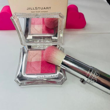 JILL STUART レイヤーブラッシュ コンパクトのクチコミ「もう見た目からして可愛いですよねぇ！
メイクする気分も上がります☆
こちらのチークはいつも.....」（2枚目）