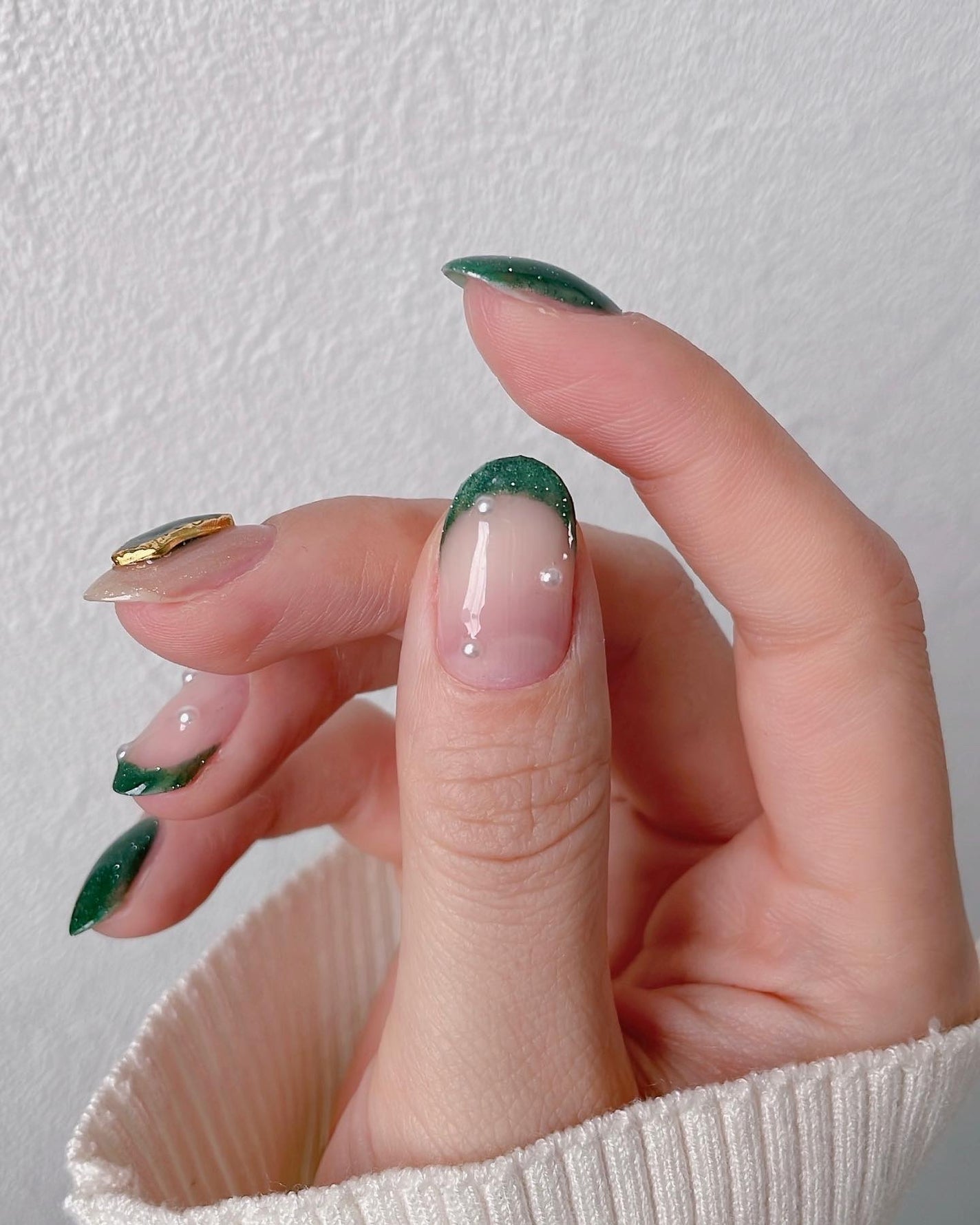 aiainail_@セルフネイル on LIPS 「グリーンマグで綺麗めフレンチネイル♡こんばんは➰ネイル工房..」(2枚目)