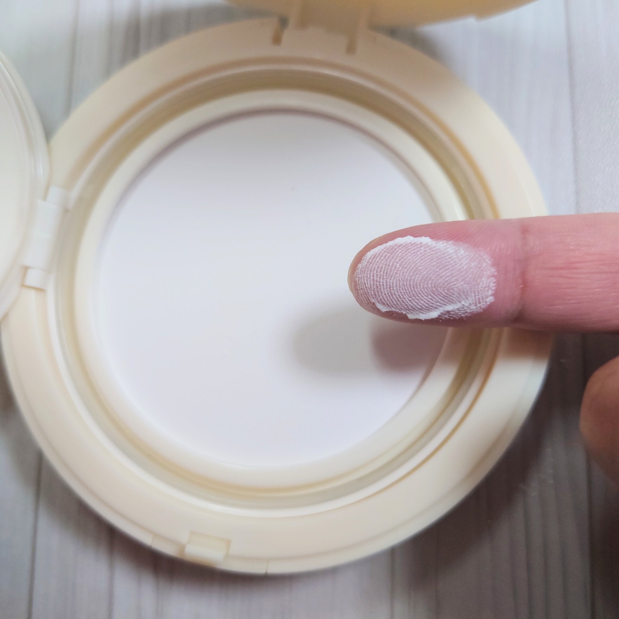 ベビー・パウダーパクト/モンディエス/ボディパウダーを使ったクチコミ（2枚目）