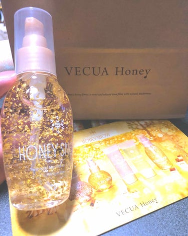 10月1日から発売のVECUA Ｈoneyの美容液が
博多阪急限定で先行販売していたので早速購入してみました！！！！🥳

金箔が入っていてトロッとした美容液。
香りはシトラスソルベでリラックスできる香り