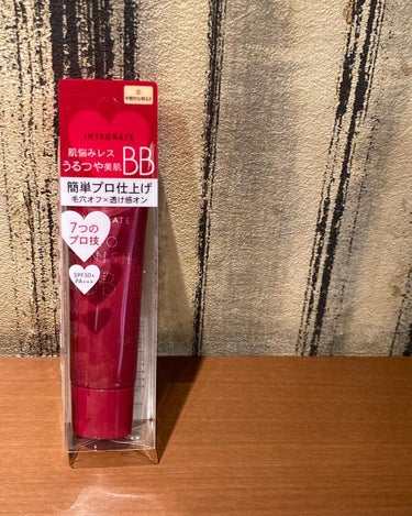 インテグレート　プロフィニッシュ BB

SPF PA SPF50+　PA+++

先端が細く、出しやすいです。
後伸びが良くて塗りやすいです。
ベタつきもなく塗った後のお肌はサラサラ。
厚塗り感もなく