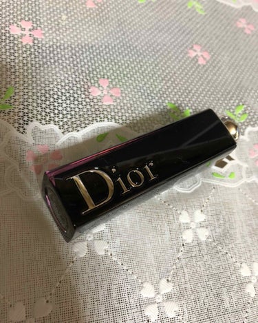 Dior
アディクトラッカースティック

結構見た目赤いんですけど、塗ってみるとそこまで派手派手しくない赤です♡
ツヤ感もあり塗りやすいテクスチャーに
なっています！