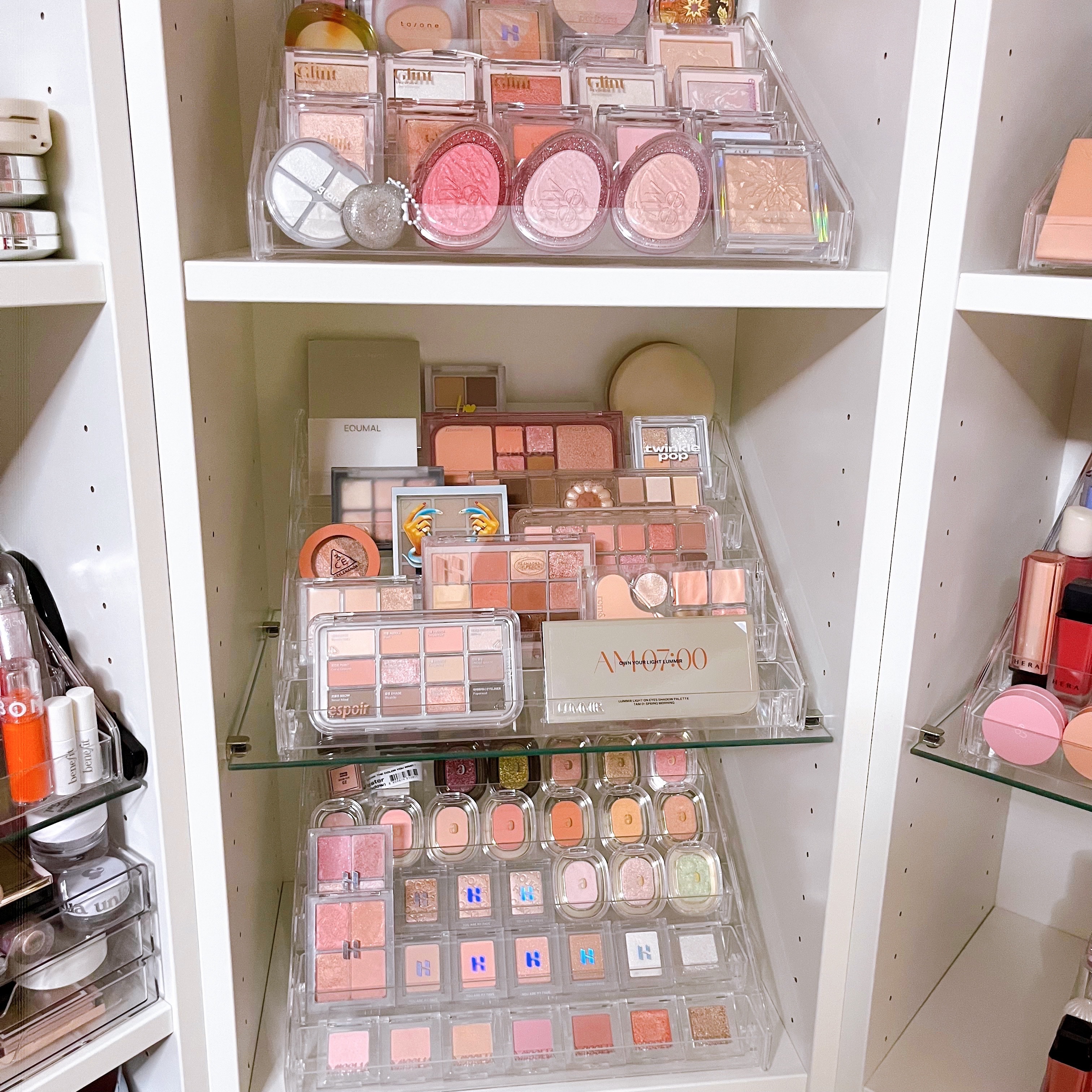 #ドレッサー収納
ドレッサー周りの進捗(一部)。
ベースメイクの整理をどうするか悩み中〜
次の無印良品週間はいつなんだろ〜〜(アクリルケース欲しい)