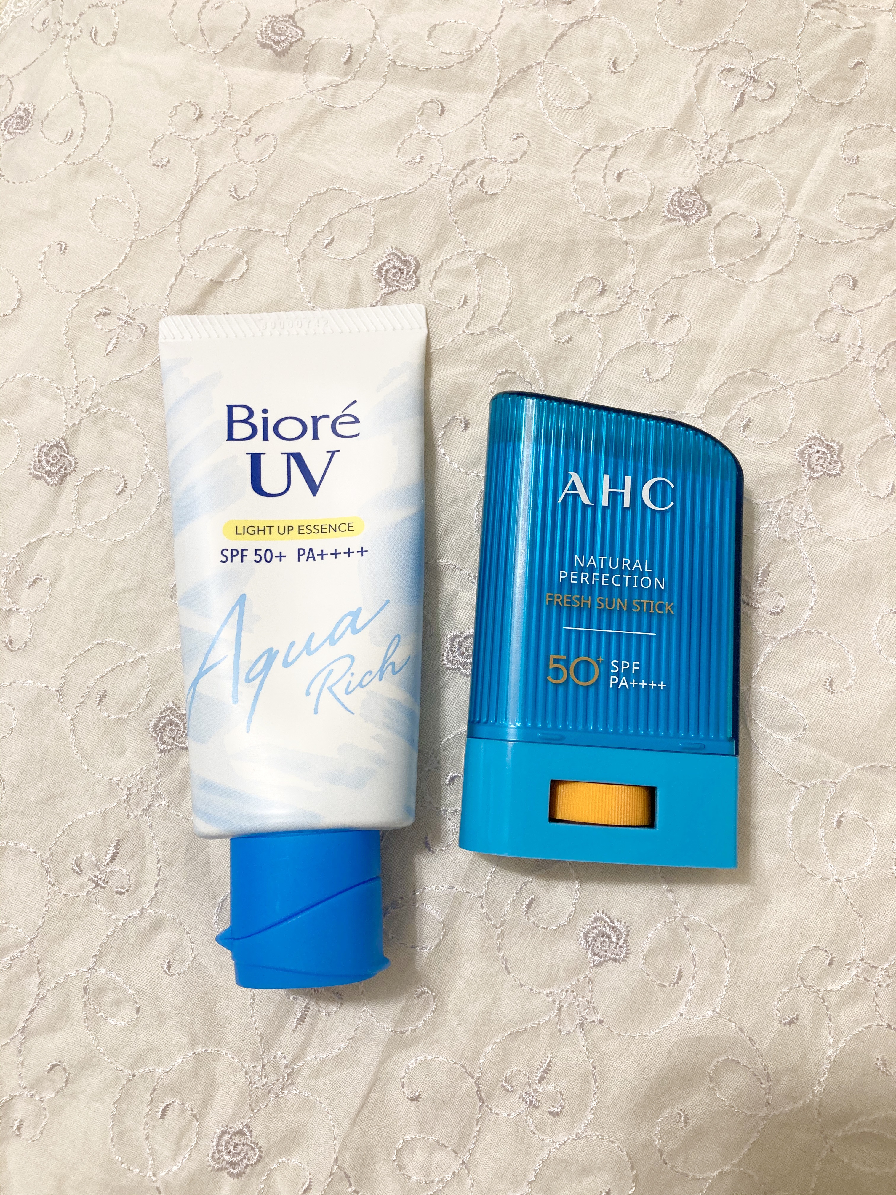 ⚪︎ビオレ　アクアリッチライトアップエッセンス
⚪︎AHC　ナチュラルパーフェクションフレッシュサンスティック🌿

今回は１年愛用している日焼け止めを紹介します☺️


ビオレの方は顔と首用として私は使用しています。容量は70g
SPF5