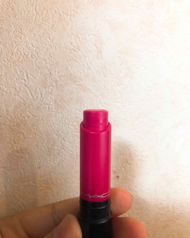 MAC リップテンシティーリップスティック エロス💋
税込 3,996円

公式には「ウォーム ホット ピンク」とあります。

名前が名前なので、「このリップなんていうのー？」と聞かれた時にはラインで送