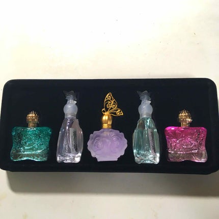 ANNA SUI ミニチュア ポーチコレクションのクチコミ「ANNA SUIのミニチュアコレクション。
全ボトル4mlで、入っている香水は
ロマンティカ.....」(3枚目)