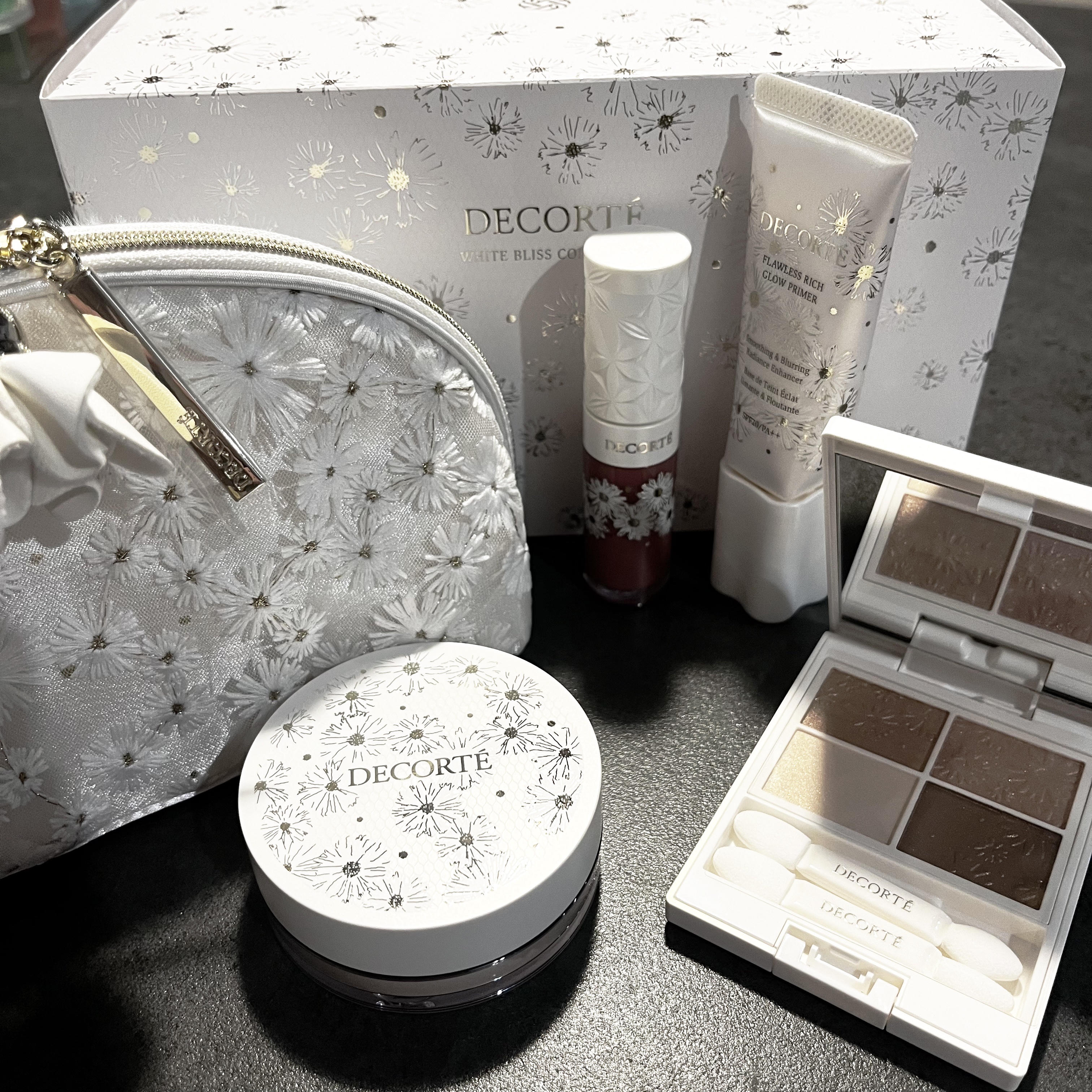 初コスデコ😭‼️
使うの楽しみ〜

チューブの下地が写真のままの保存状態だと溢れてくるから横向きで保管してくださいと教えてもらいました😳