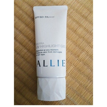 こんにちは！
連続投稿失礼します…

今回は日焼け止め、ALLIE   EXTRA UV HIGHLIGHT GEL

についてです！

これは顔、体用の多分一番新しいやつ…かな？

秋に日焼け止めを塗