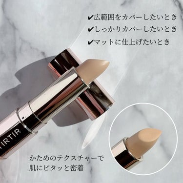 この商品を初めて見た時、
とても感動して即購入した
TILTILの
「MASK FIT ALL COVER DUAL CONCEALER」😊


この商品の推しポイントは、
スティックタイプと
リキッドタイプの
両方を備えたコンシーラーだということです😳👏


スティックタイプは
かためのテクスチャーで、
（気温のせいかもですが💧）
肌にしっかりと密着する感じ！


伸びのよさというよりは、
カバー力と密着力重視という感じです😄

水分が少ないので、
マットに仕上がります😌



リキッドタイプは
ゆるめのテクスチャーで、
伸びがよく、肌になじみやすい感じ！

ナチュラルで、
ややツヤのある感じに仕上がります✨


私は、
カバー力よりも
ナチュラル感やツヤ感が欲しい人間なので、
リキッドタイプを使うことが多いです😄


主に、
シミやクマ、唇周りのくすみなどに
ちょんっとのせて、ぼかしています👍


なんといっても、
その日その日で変わる
肌のコンディションや気分に合わせて
使い方を変えられるという素晴らしさ😳😳


色んな人の
肌悩みや好みに対応してくれるので
試してみてほしい商品です🫶



#tiltil
#ティルティル
#コンシーラー
#韓国コスメ
#韓国
#高山ゆずの画像 その1