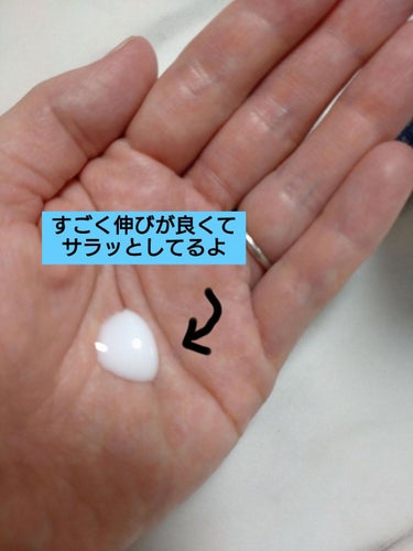 肌ラボの白潤プレミアムの薬用乳液

プチプラでホワイトトラネキサム酸が配合されていて
シミ予防に購入してみました！
使用して2ヶ月程経ちましたが、
まだ半分くらいは残ってそうな感じ！

使用感はかなり軽めな乳液👀✨
ボトルから出した時は結構モッタリしてる感じだけど、
肌に乗せるとサラッとしてます！
アルコール、パラベンフリーなので
ピリつく事なく使えました♥️
ただ、冬場は絶対にクリーム必須な感じかな、、

配合されている成分の中で特に注目は
✓ホワイトトラネキサム酸
✓グリチルリチン酸2K
✓ビタミンC誘導体、ビタミンE
✓2種のヒアルロン酸
とてもプチプラとは思えない😍

成分的には本当にすごく良いんだけど、
乾燥肌の私にはとてもサッパリしすぎていて
日中乾燥してしまいました😭
夏場のメイク前の乳液には良いかも！

白潤プレミアムの化粧水はすごく好きだったけど、
乳液は今のところリピなしかなぁ、、、🤔
とりあえず1本使い切ろうと思います✨

最後まで読んで頂いてありがとうございました💕

#肌ラボ
#白潤プレミアム 薬用浸透美白乳液の画像 その1