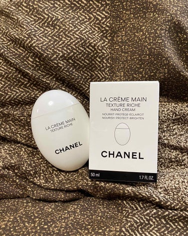 CHANELのハンドクリーム❣️
めちゃくちゃいい女の香り🥺
すごくサラサラで好み🥺
香りも持続するので香水つけずにハンドクリームだけでさり気ない香り付けができて香水苦手なわたし的にはとても良い❣️
形