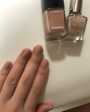 CHANELのネイルは
細かいパールとツヤ感が綺麗♡

しかし筆が少し細くて塗りにくい。
あと薄めなので私はCANMAKEのネイルを
ベースにして上から色味付してます！

オフィスネイルにぴったり💓
つ