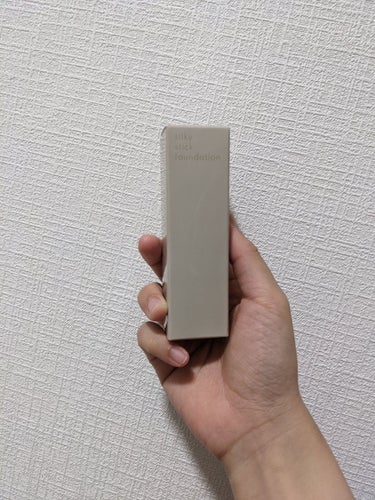 silky stick　foundation（ベージュ）をお試し！ 

サッと時短でツヤ肌メイク！ 軽いつけ心地で、気になる部分をしっかりカバーします。 反対側がブラシになっていて、クルクル全体に伸ばす