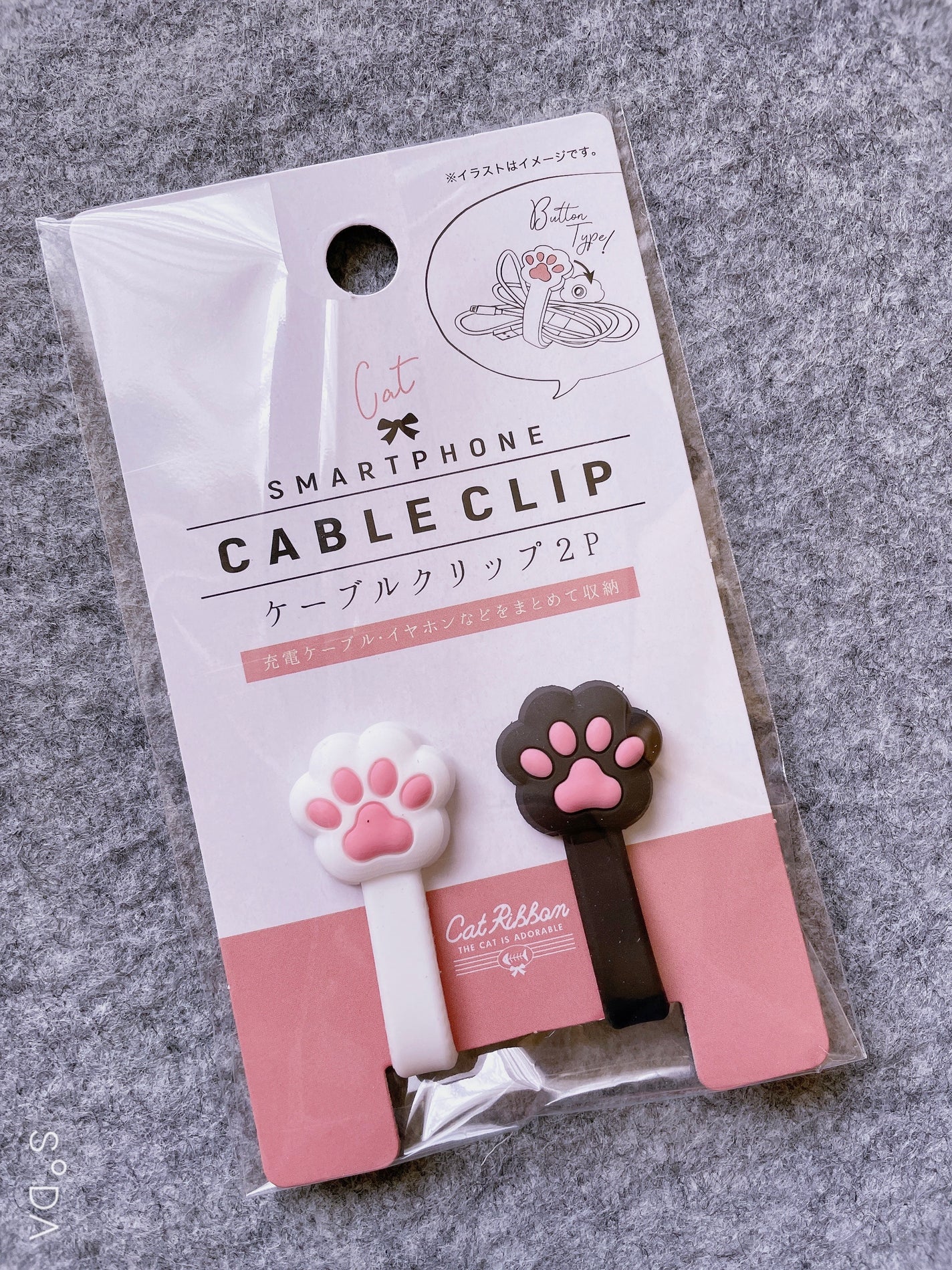 ひろろん on LIPS 「セリアケーブルクリップ2P☑︎ネコ普段はワイヤレスイヤホンを使..」(1枚目)