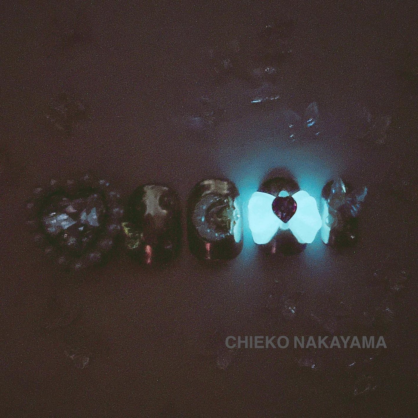 なかやまちえこ on LIPS 「ゆめかわエレガント🌙365日ネイル286日めワンポイントに蓄光..」(2枚目)