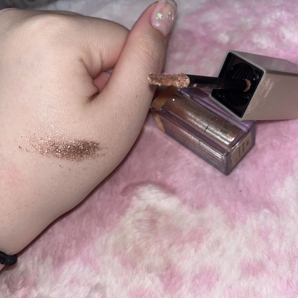 グリッター&グロウ リキッドアイシャドウ/stila/グリッターを使ったクチコミ（3枚目）