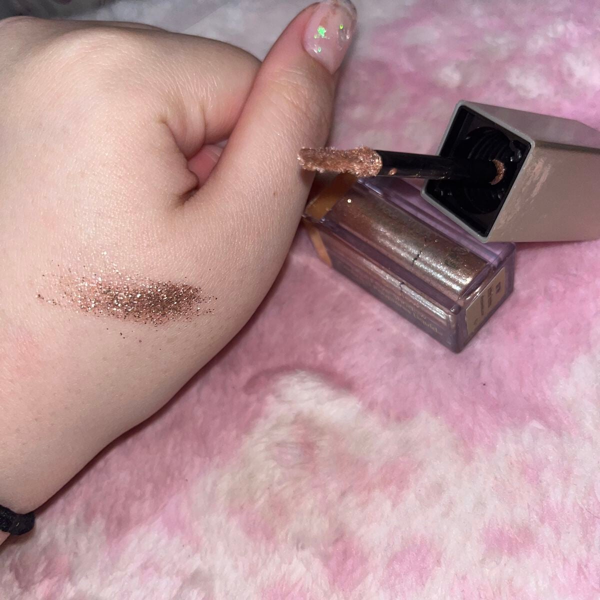 グリッター&グロウ リキッドアイシャドウ/stila/グリッターを使ったクチコミ(3枚目)