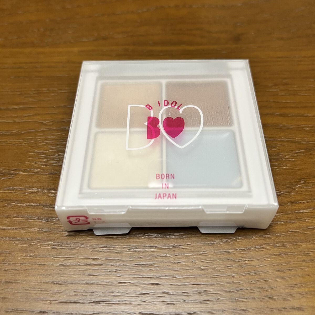 こんにちは🍀
すみれです🌼*･

⚠️注意⚠️
今回辛口です。
愛用されてる方申し訳ありません。

PLAZA・MINiPLA限定色の
B IDOLのTHE アイパレ
憧れのシャインラメ  

これ、すっごい欲しかったんです。
色味がめ