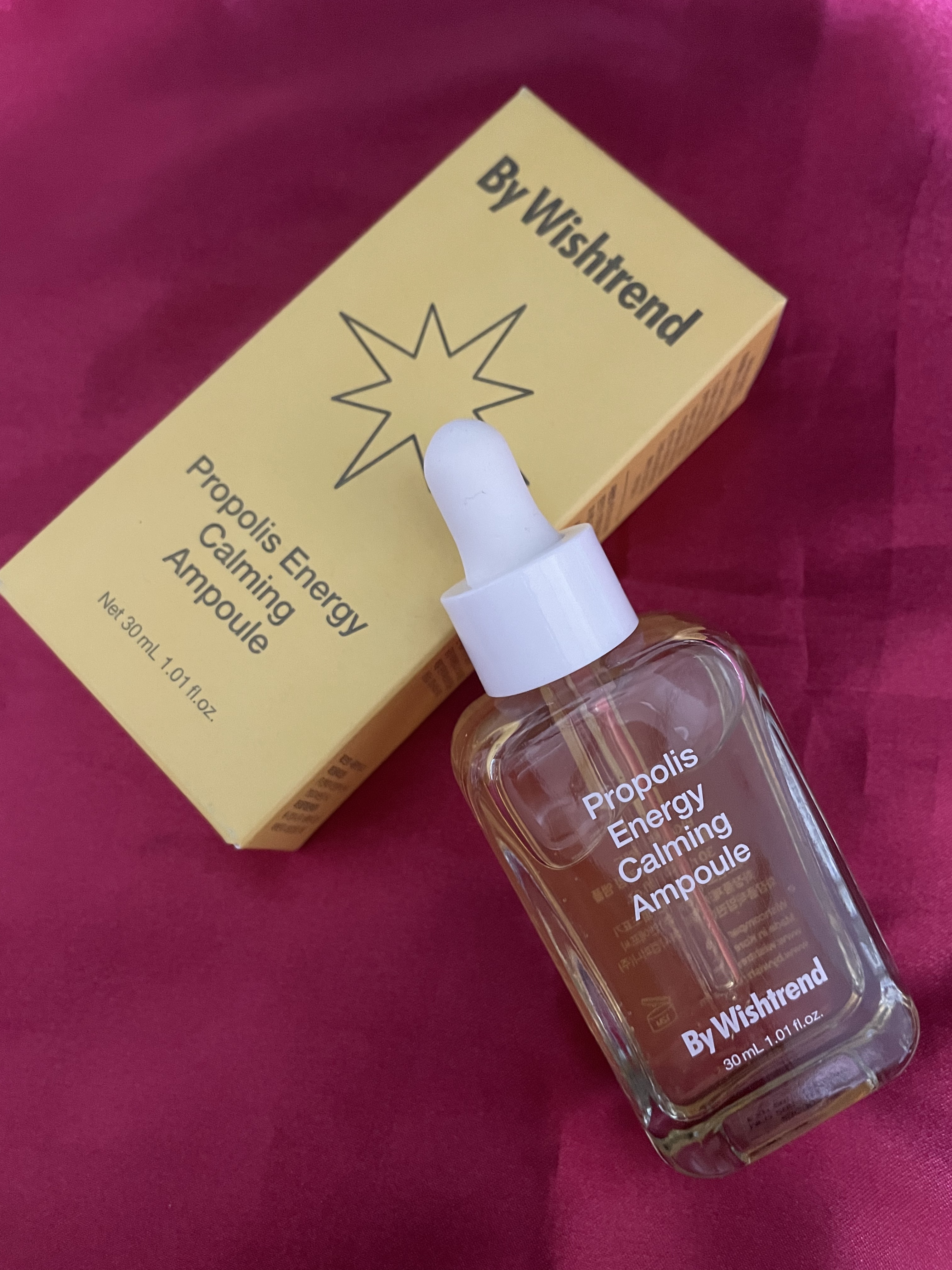 スポイド式で初めは中々吸えず、何回もしてましたが慣れると簡単に出来て手に出すことができます。

手に出して広げて塗るのですが、伸びがいいので使いやすくベタベタ感はないので使ってて不快感はありませんでした。

1回に2.3滴なので長持ちもしま