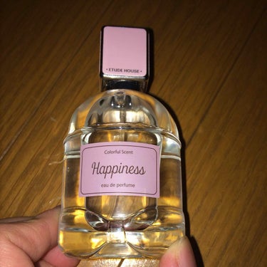 エチュードハウスの香水(Happiness)です。
まず。パッケージが可愛い！そして、匂いがいい！
トップから甘いのですが、どこか紅茶のような不思議さがあり、可愛いだけではないように感じられます。(個人