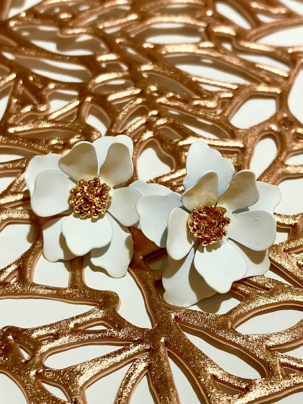 嘘が苦手なくま on LIPS 「立体的な花びらとゴールド装飾がかわいい💕 しかも激安100円🤩..」(2枚目)