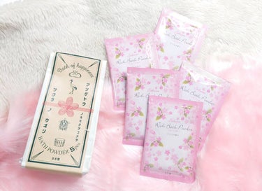 フィード ハーバルエクストラのクチコミ「素敵なギフト袋の中には桜の香りの入浴剤！
桜の香りって、切ないほろ苦さがあって、素敵ですよね。.....」（2枚目）