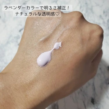 スキンアクア®
トーンアップUVエッセンス
ラベンダー 

販売名：スキンアクア®トーンアップUVエッセンスa
SPF50+／PA++++ 

❤︎︎︎︎┈┈┈┈┈┈┈┈┈┈┈┈┈┈‪‪❤︎‬ 

商品特徴 

明るさ補正。
ラベンダーカラーで透き通るような
色白素肌つづく
UVカットしながら、色と光をコントロールし、肌をトーンアップ。
透明感ブルー×血色感ピンク＝ラベンダーカラーで、ナチュラルな透明感を演出！日光や光を反射し、肌の透明感をあげながら立体的にツヤめく微細なストロボパール※配合。 

※：合成フルオロフロゴバイト、酸化チタン、酸化スズ（光沢剤） 

❤︎︎︎︎┈┈┈┈┈┈┈┈┈┈┈┈┈┈‪‪❤︎‬ 

使ってみて
きめ細やかなパール感で、光をキレイに取り込んでくれている感じがします。⁡
⁡ストロボパールって表現、すごい共感してしまった！
硬すぎず緩すぎずなテクスチャーで、伸びがとてもよくて塗りやすいです。
石鹸落ちなのも嬉しいポイントです。
肌が自然にトーンアップできて、私はフェイスライン～首のトーンをなじませるために買いました🥰⁡
⁡なんか気が付くと顔だけ白い？っていうことが多々あって…💦⁡
⁡首もトーンアップしとけ！と思って購入。
あと、手の甲に塗ったりもしています✨
ボディだけでなく化粧下地としても使えるとの事です。 

トーンアップ系は色々あるけど、パッケージも可愛くてときめくし、使いやすいし、肌がキレイに見えるし、コスパいいから安心して沢山使えるし、買ってよかった～💕 ⁡
⁡

#日焼け止め#化粧下地#トーンアップ#スキンアクア#トーンアップUVエッセンス#透明感#スキンケア#コスメ購入品 #お値段以上コスメ の画像 その2