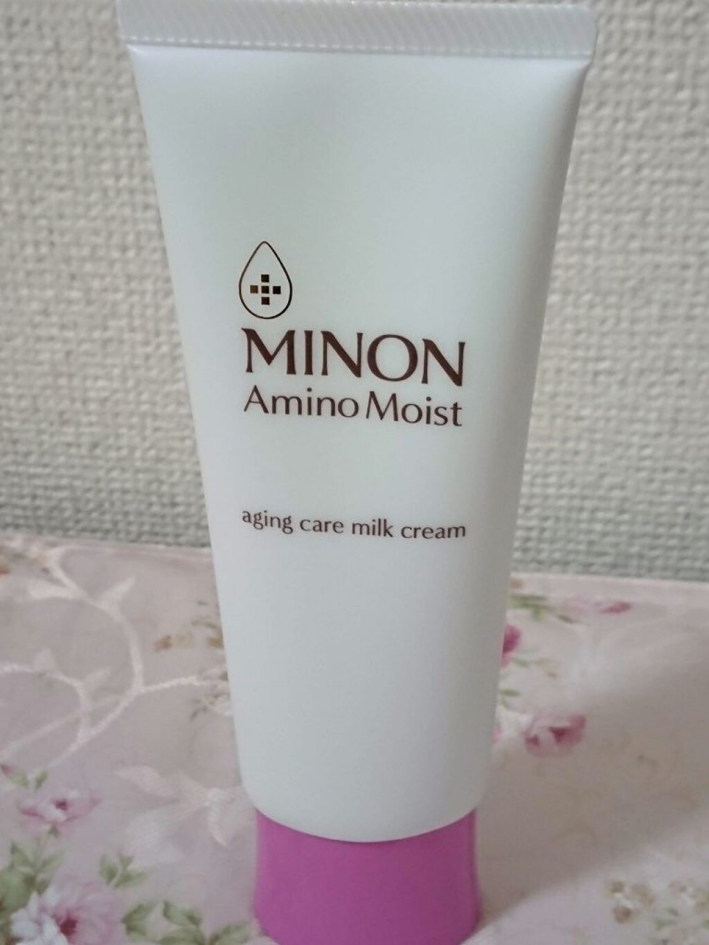 第一三共ヘルスケア株式会社様の
ミノンアミノモイストエイジングケア
ミルククリームをお試ししました。
チューブタイプで押して1センチ位
手に取りました。
感触は少しトロっとしてるけど
しっかりしていました。
軽くてスルっと伸びが良くて
肌に