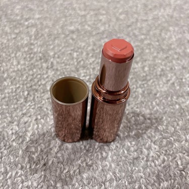 重ね付けリップにまじで良い🥹🫶🏻
常に使ってるめちゃかわリップ💄

CANMAKE
メルティールミナスルージュ
ティントタイプ
T02 ロゼミルクティー
880円(税込)

これね、前から気に入って使ってるけど
やっぱ改めて好きーって再認識した🥳

とにかく何のリップに重ねても、ピンクみベージュのベールがかかって
ぽわんって可愛い唇になれる☺️💕

これ単体でも可愛いけど、重ねるとより良さが出るのと
ティントタイプといっても、飲食すると取れやすいってのは正直あるので😂
リップモンスター仕込んだ上から重ねると
まじで落ちにくくなる上に、どの色も可愛くなるー😍

どのリプモンもニュアンスな感じに仕上がりになって、毎回満足してる😚💋

ロゼミルクティーって色も絶妙な表現だな〜と🫧🫖🩷
キレイなベージュ色のミルクティーに
ほんのりピンクのロゼが入ってて、誰でも似合いやすい色🙆‍♀️

この色味でリプモン処方だったら最高過ぎたな🥹
でも十分使えるし、プチプラで手に取りやすいし
使ったことない人はぜひ手に取ってみて欲しい😆

メルティールミナスルージュ廃盤多いけど
この色だけは本当になくさないで〜😣

■リピ：絶対します♡

#キャンメイク
#メルティールミナスルージュ
#ロゼミルクティー
#自分用メモ
の画像 その0