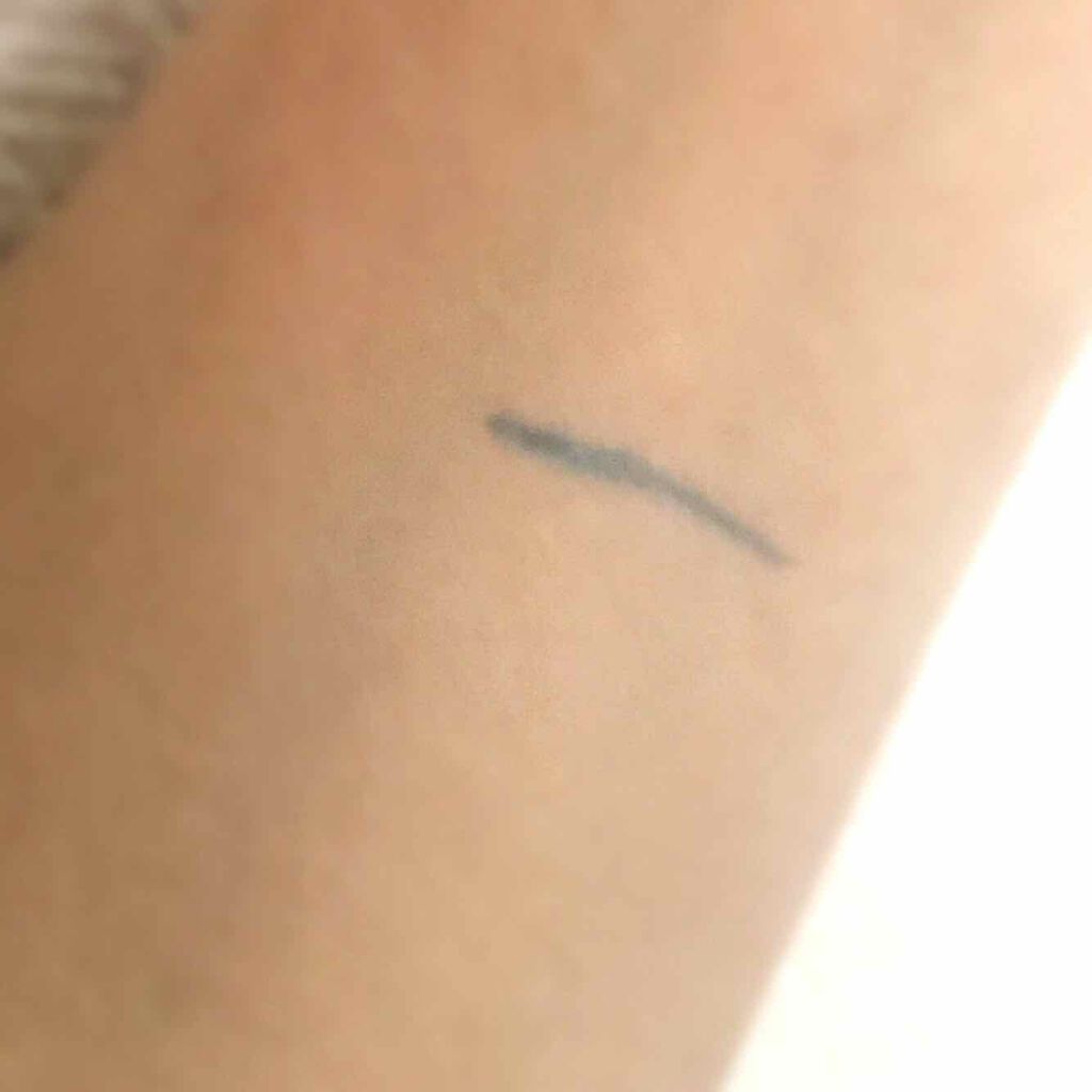 7 SHADES OF BLACK/UZU BY FLOWFUSHI/リキッドアイライナーを使ったクチコミ(4枚目)