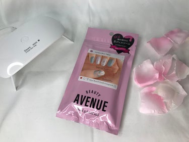 
今日はこれを紹介するよ🥰🥰

♡BEAUTY AVENUE リアルジェルネイルシール♡

ネイルアーティスト・松田ようこ先生によるデザインの爪に貼って硬化する生ジェルシール。忙しい女性でも簡単にサロン