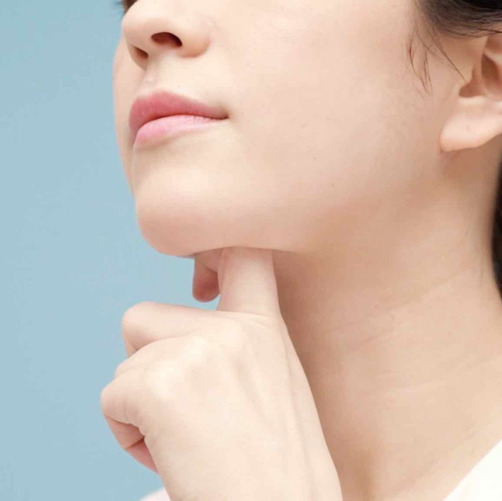 しゅり@小顔専門トレーナー on LIPS 「ダイエットして体重も減って背も低めだけど二重アゴのせいで顔がデ..」(2枚目)