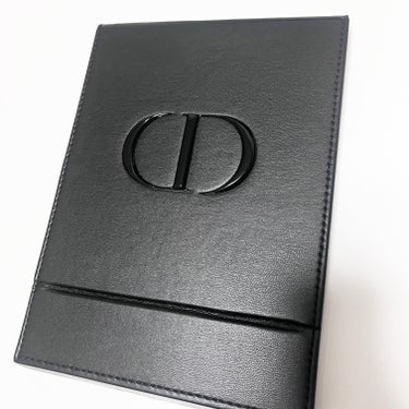 🖤Dior🖤

ノベルティミラー


Diorオンラインでお買い物した時についてきたミラー🖤




可愛すぎる〜！




この形のミラーだと

たたんでおけばホコリがつかないので

ズボラな私からす