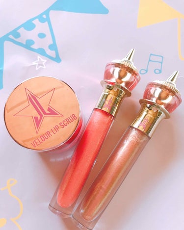 Jeffree Star購入品✨
The Gloss   Wet peach&Shockwave
 ビジュアルからかわいすぎるっっっ❤️❤️❤️
どちらもカラーもステキ✨グロスなのにベタベタしなくて、ラ