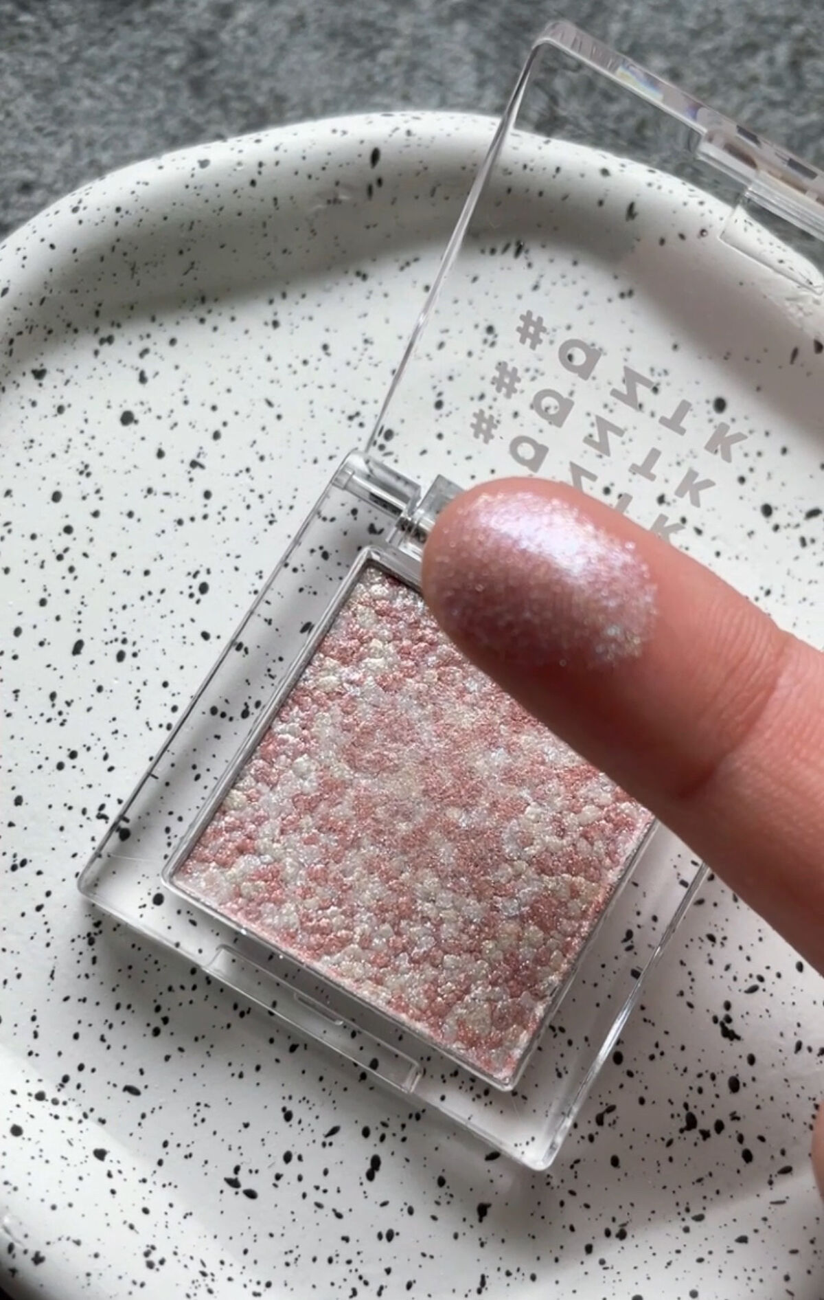 シングルアイシャドウ/aZTK/単色アイシャドウを使ったクチコミ（2枚目）