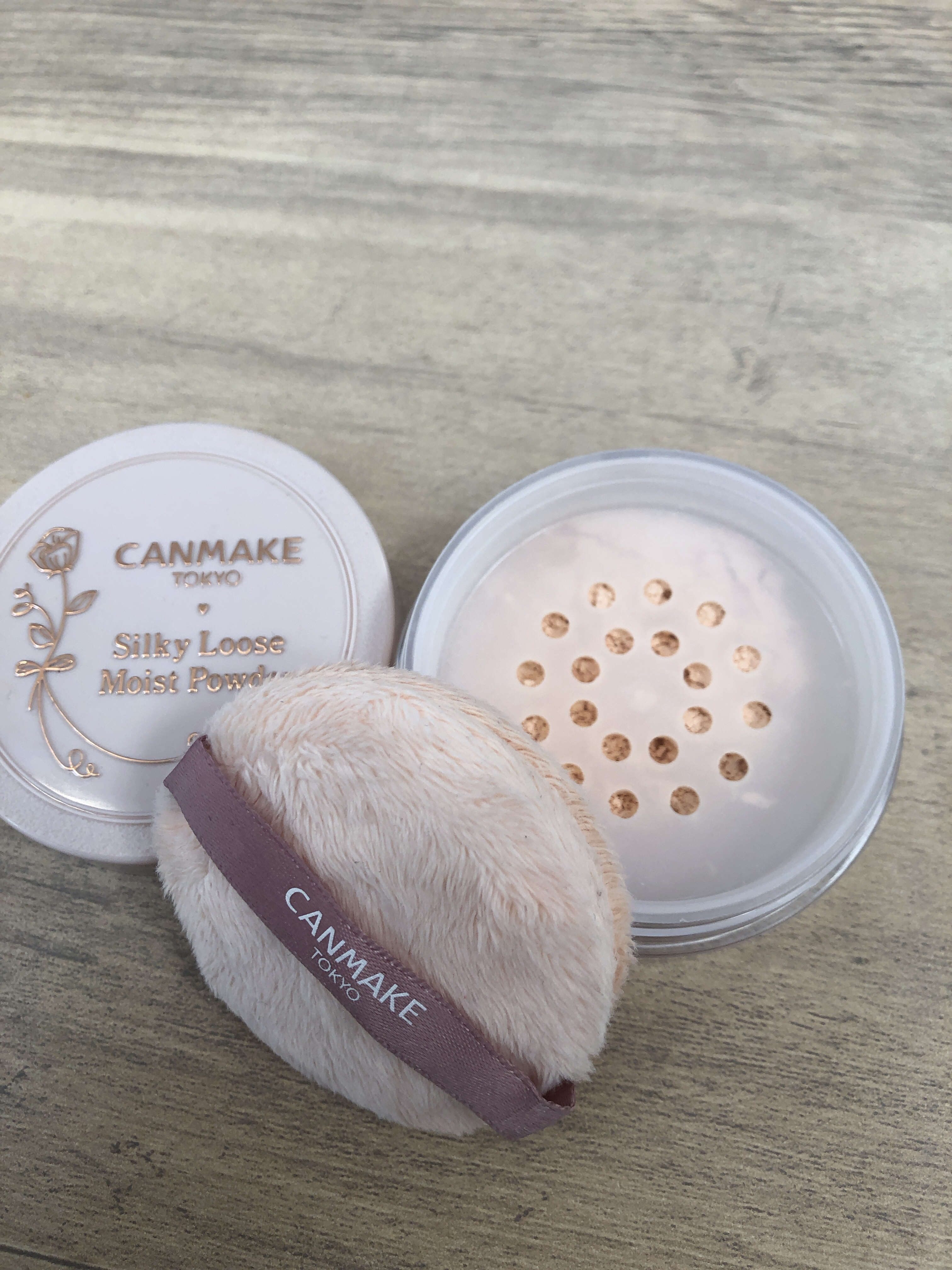 キャンメイク シルキールースモイストパウダーのクチコミ「
────────────

キャンメイク
シルキールースモイストパウダー
01シルキーベージ.....」（2枚目）