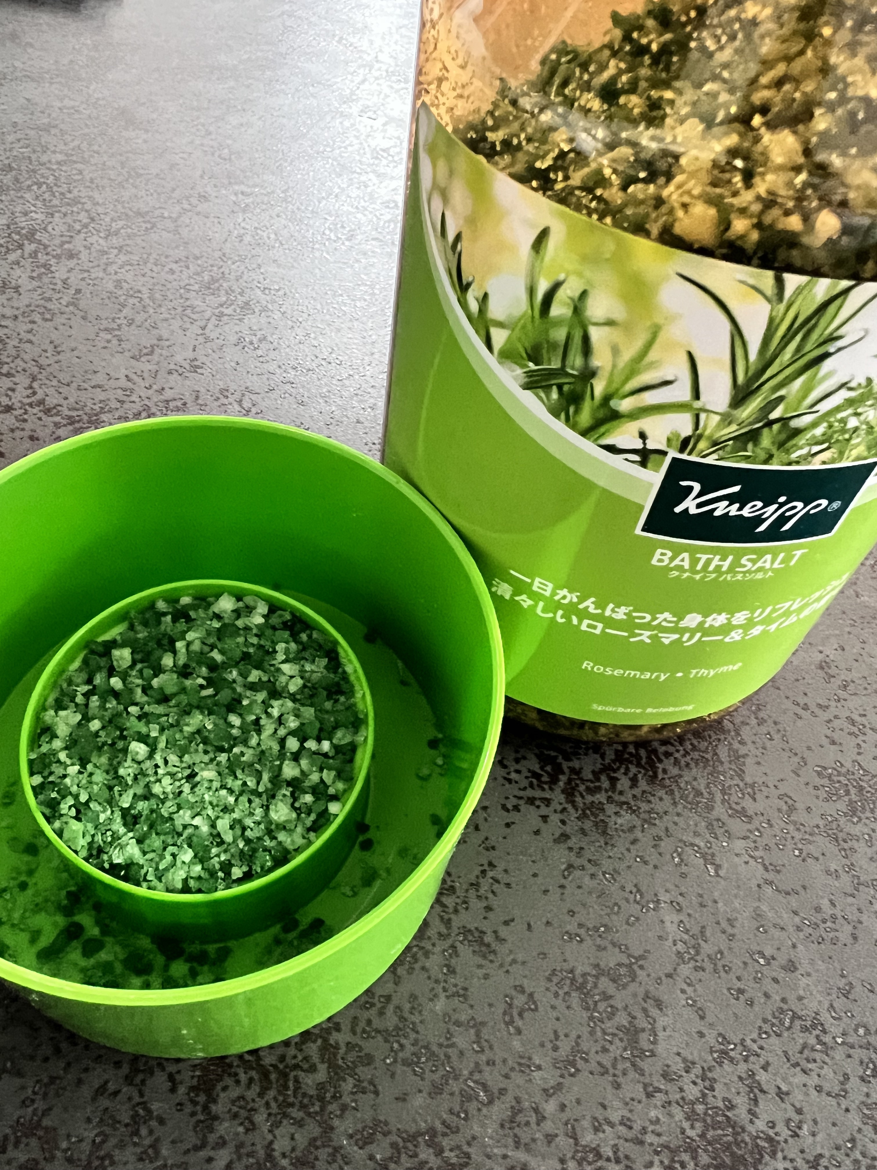 バスソルト ローズマリー＆タイムの香り 850g【旧】/クナイプ/無機塩系入浴剤を使ったクチコミ（2枚目）