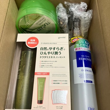 LIPSフェスタ 購入第一弾　メイクアップ＆スキンケア

高還元！（一部例外アリ）


✼••┈┈••✼••┈┈••✼••┈┈••✼••┈┈••✼

【使った商品】
　ちふれ　
トップ コート
ネイル エナメル　018　& 019 ＆546 &573 
ネイル エナメル 細筆タイプ　000ブロンズ系ラメ
D-UP　ネイルポリッシュリムーバー EX

MEDIHEAL
ティーツリーカーミングハイドロジェル　

【色味】
ネイル エナメル
018ゴールド系ラメ限定品　
　… 凄く上品なゴールド。ラメが細かいので派手すぎず、金！と言うよりプラチナに近い色味

019シルバー系ラメ限定品
　… ゴールドと同じくラメが細かく上品な仕上がり

546レッド系パール限定品
　… 上記２点と同様のラメ感で一回のみだと薄めの赤色。重ね付けすると深みが増すので好みで調節可能

573レッド系限定品
　… 画像で見るよりちゃんと赤。血のような赤色。

ネイル エナメル 細筆タイプ　000ブロンズ系ラメ
　… ラメが大きく、結構派手。
　　ただ細筆なのでラインやワンポイントで使うには良い感じ

トップ コート
　… 上記のネイルも同じですが乾くのが早いので助かります

ネイルポリッシュリムーバー EX
　… 昔のイメージのままだった除光液よりだいぶ臭いはマシ。落ちやすく、落とした後の爪もそんなに乾燥しないかも？

MEDIHEAL　ティーツリーカーミングハイドロジェル
　… 値段調節＆高還元だったので購入！以前に使ってみて良かったので嬉しい😊

goodal　グーダルドクダミHCエッセンスセット
　… ずっと試してみたくて高還元とクーポン適用で購入決定！

【ラメorマット】
細筆はかなりラメ感が強く、触った感じもザラザラ
他は細かく上品、仕上がりもツルツル

【密着感】
細筆の方はちょっとイマイチかなー

【発色】
どれも良き！


【コメント】
１０数年ぶりにネイルをしてみたくて、高還元に惹かれて購入しました🤗
下手くそですが、試しに塗ってみた感じをアップしたので良かったら参考にしてみてください。

リムーバーは昔ほど匂いもキツくなく、そんなに力を入れなくても落ちやすいかな？と思います。
ただ、ネイル エナメル 細筆タイプはラメが大きいせいかコットンに引っかかって落としづらかったです

一枚のコットンで５本ともほとんど落とせました

 #ラメ大調査  #正直レポ #chifure_ネイル #ちふれ #ネイル エナメル #ネイル エナメル 細筆タイプ #ネイルポリッシュリムーバー EX #トップ コート #MEDIHEAL #ティーツリーカーミングハイドロジェル #goodal #グーダルドクダミHCエッセンスセット 

の画像 その0