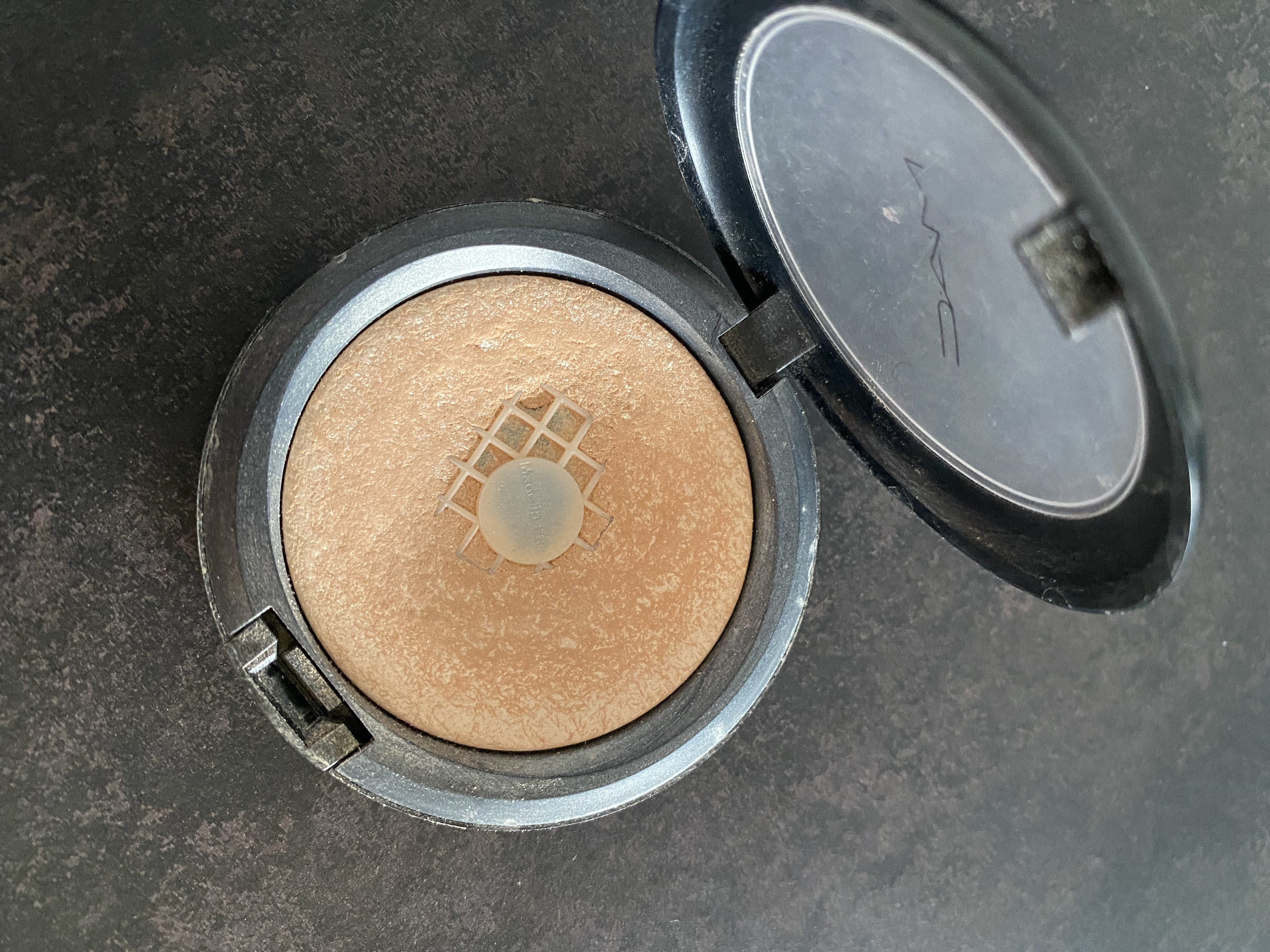 上品ツヤ肌✨✨✨ 
きめ細やかなラメが上品で白浮きせずにツヤ肌になります☺️🤲🏻コンパクトなので持ち運びにも◎
ブラシでふわっとつけてもいいし、指で入れるとしっかりつくのでその日の気分に合わせて変えてます🫶🏻
アイメイクのハイライト