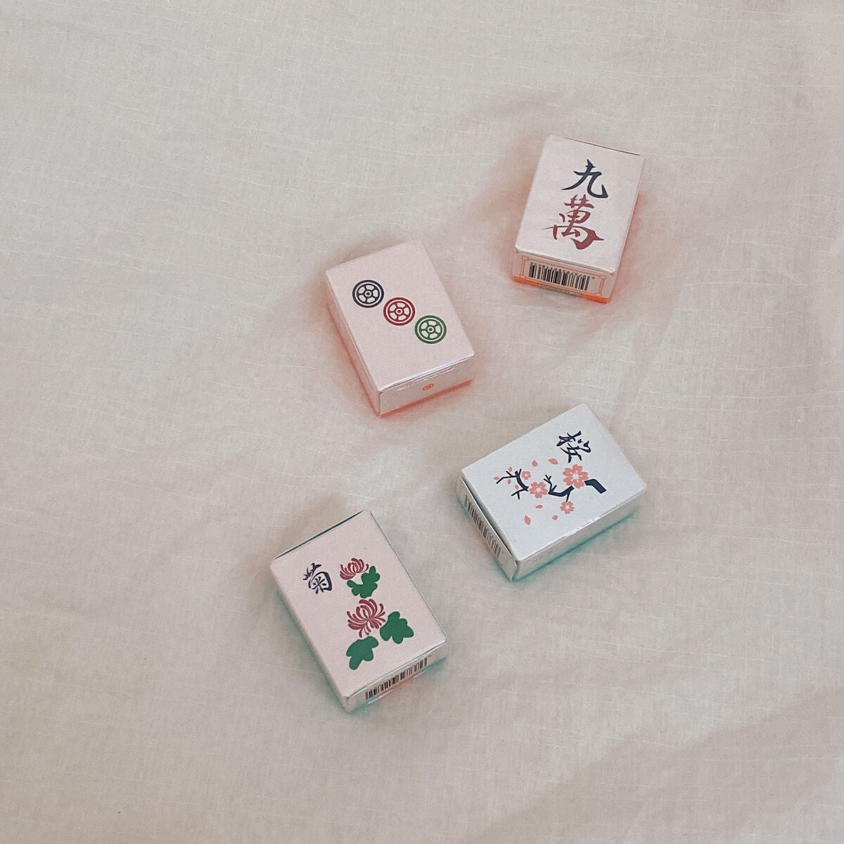 ゆニコーン こスメ on LIPS 「麻雀牌柄のアイシャドウケースがしっかりしてるので、落としちゃっ..」(2枚目)