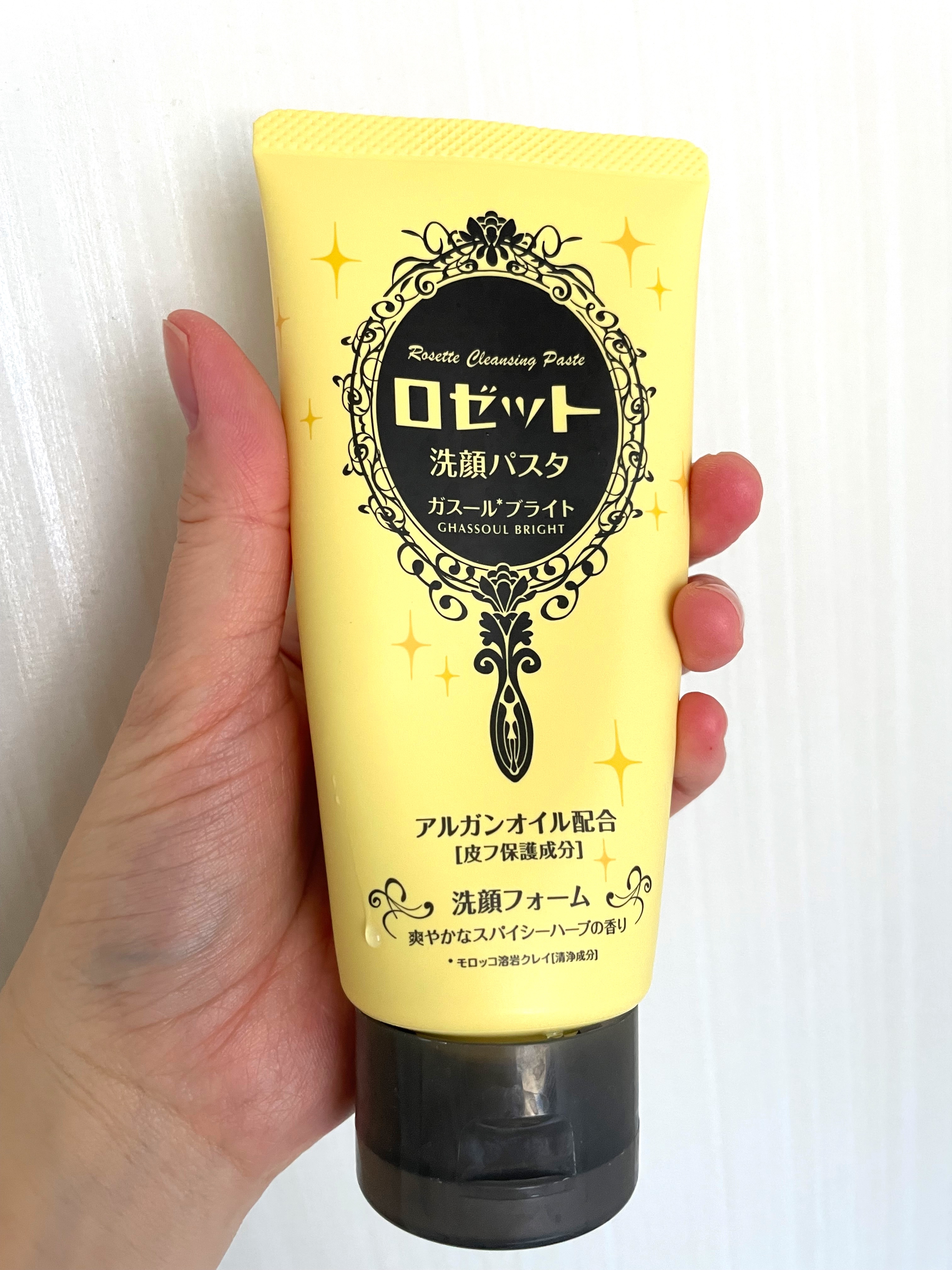 プチプラで有名なロゼット✨

ノーマルの黄緑色のパッケージのものは使ったことがあって、正直洗い上がりのツッパリ感が嫌でずっと使って来ませんでした...
たまたま実家に帰った時にこちらの黄色いロゼットがあったので使ってみたら感動🥺💓

モ