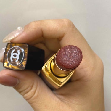 CHANEL ROUGE COCO FLASH 70 Attitude
増税前に買ってからよく使ってるお気に入りリップです！！がっつりな赤リップで、ゴールドのラメがたっぷり入ってます❤️
発色はかなり良