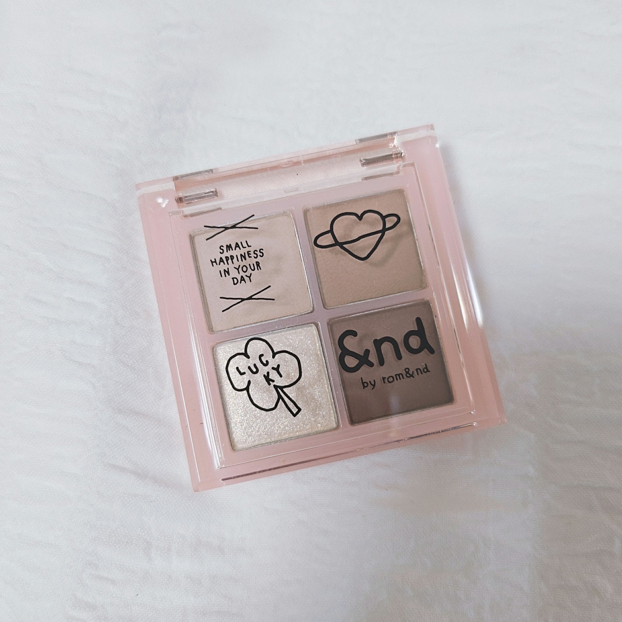 &nd by rom&nd
アンドバイロムアンド　メロウアイパレット
INAP02 ブラウンスクエア

スモーキーなブラウンアイシャドウ🤎
パーソナルカラー問わず使いやすそう!!

マットカラーはもちろん、左下のラメが細かくて好き💝

