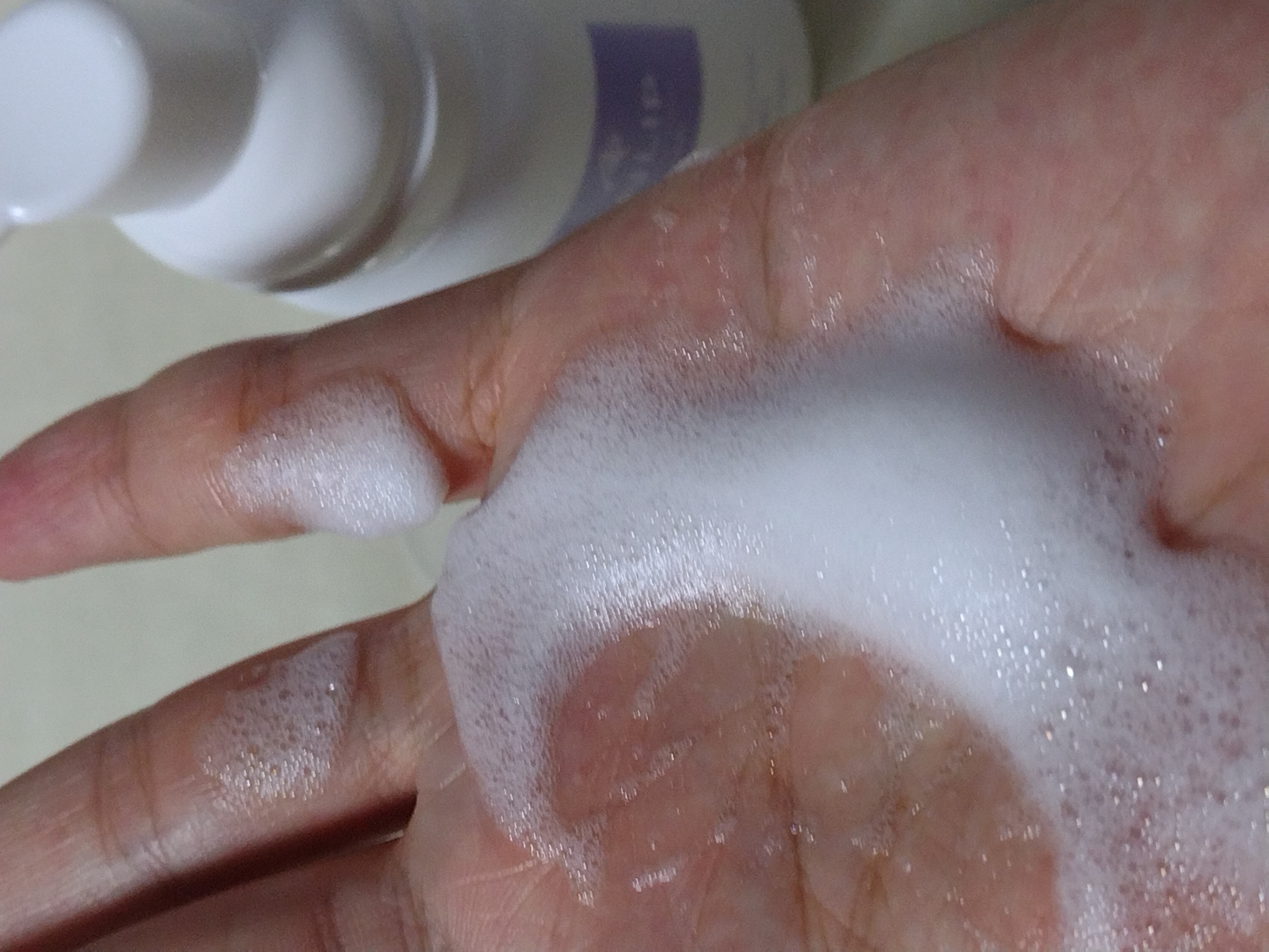 アンリップ デリケートゾーン用ソープのクチコミ「パッケージは、白のボトルにロゴデザインが淡いパープルでポイントカラーになってます。

大き.....」（3枚目）