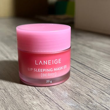 LANEIGE　リップ スリーピングマスク　ベリー


寝る前にこれ塗って寝ると
朝起きたらぷるんぷるんになってます。


リップケアは今までずっと
スクラブを使ってきたのですが、


これはプルプルの